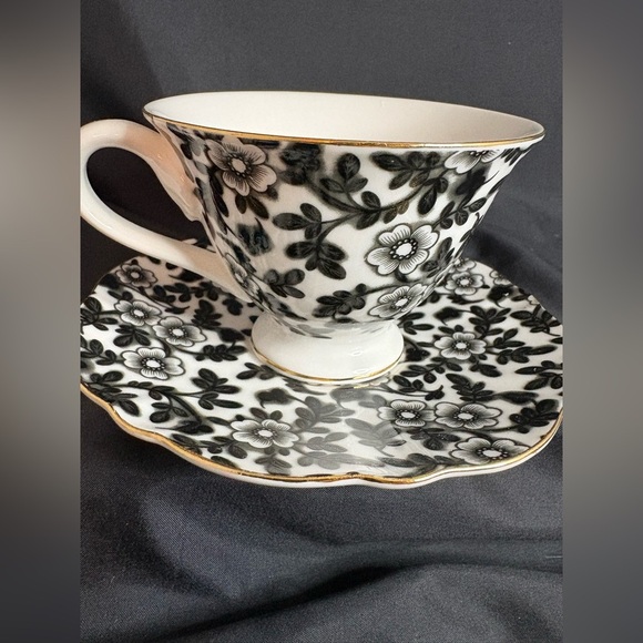 2 sets of Grace Tea ware cup and saucers - Picture 4 of 5